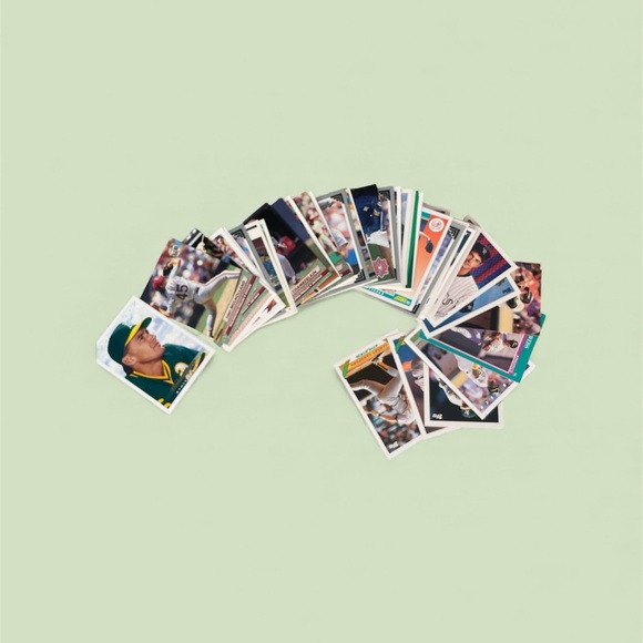 Bundle of 100 Assorted Baseball Trading Cards - Picture 3 of 4